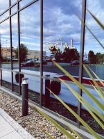 Un reflejo de un cartel en un edificio de cristal. en Quality Hotel Panorama, en Trondheim