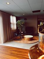 Una sala de estar con una mesa y sillas y un sofá. en Quality Hotel Panorama, en Trondheim