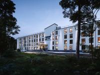 una vista exterior de un edificio blanco en Platzhirsch Living, en Kelsterbach