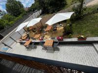 eine Gruppe von Stühlen und Sonnenschirmen auf einer Terrasse in der Unterkunft Villa Lеvandi in Sinemorets