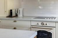 Kuchyňa alebo kuchynka v ubytovaní Rafia Loft Loutraki - Heated Pool & Billiard I Beach