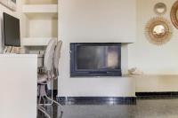 Televízia a/alebo spoločenská miestnosť v ubytovaní Rafia Loft Loutraki - Heated Pool & Billiard I Beach