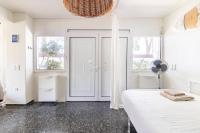 Posteľ alebo postele v izbe v ubytovaní Rafia Loft Loutraki - Heated Pool & Billiard I Beach