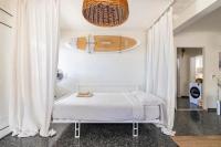 Posteľ alebo postele v izbe v ubytovaní Rafia Loft Loutraki - Heated Pool & Billiard I Beach