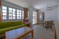 A seating area at Fuentepark Apartments