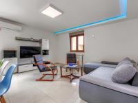 Televízia a/alebo spoločenská miestnosť v ubytovaní Holiday Home Starci by Interhome