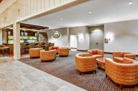 un vestíbulo con sofás y sillas y un bar en Black Fox Lodge Pigeon Forge, Tapestry Collection by Hilton, en Pigeon Forge