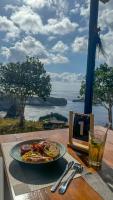 un piatto di cibo su un tavolo con vista sull'oceano di Aloka Penida a Klungkung