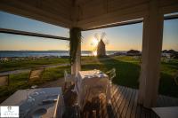 een windmolen gezien vanaf de veranda van een huis bij Resort I Mulini in Trapani