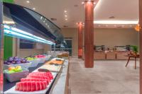 Una línea de buffet con frutas y verduras en exhibición. en Pratagy Acqua Park Beach All Inclusive Resort, en Maceió