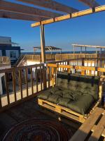 SUN Bungalow Costineștiにあるバルコニーまたはテラス