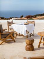 una mesa y sillas y una mesa y sillas en la playa en CAP Menorca Relais & Chateaux, en Son Bou