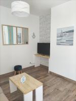 Televízia a/alebo spoločenská miestnosť v ubytovaní Résidence Manivi