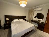 Postel nebo postele na pokoji v ubytování Ultra modern & cozy 2BD apartment