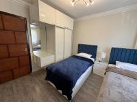 Postel nebo postele na pokoji v ubytování Ultra modern & cozy 2BD apartment