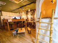 Una sala con un mostrador y una barra con muebles de madera. en 林縁Lienりあん, en Mishima