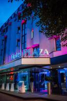 una plaza del hotel está iluminada por la noche en Plaza V Hotel, en Târgu Mureș