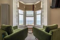 sala de estar con 2 sillas y ventana grande en Gwesty Cymru, en Aberystwyth