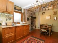 Kuchyň nebo kuchyňský kout v ubytování Stone Cottage