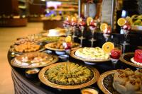 アブサルアにあるWome Deluxe Hotel - Halal All Inclusiveのテーブルの上にたくさんの料理が並んだビュッフェ