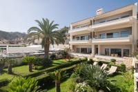 Vonkajšia záhrada v ubytovaní Beachfront Red suite-Ligaria beach