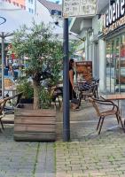 Una mujer parada frente a una mesa con un árbol. en Apartment am Konzerthaus, en Dortmund