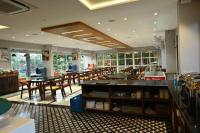 En restaurant eller et andet spisested på Krishna Riverside Resort