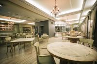 Un comedor con mesas y sillas y un restaurante. en Rixwell Viru Square Hotel, en Tallin