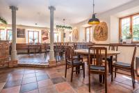 Un comedor con mesas y sillas en un restaurante. en Hotel Alte Post, en Siegsdorf