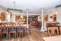 Un restaurante con mesas y sillas de madera y un bar. en Hotel Alte Post, en Siegsdorf