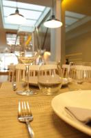 - une table avec des verres à vin et une assiette dans l'établissement XULOS Rooms & Suites, à Peñíscola