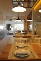 une salle à manger avec une table avec des assiettes et des verres dans l'établissement XULOS Rooms & Suites, à Peñíscola