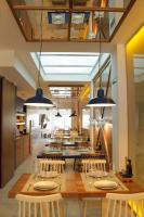 un restaurant avec des tables et des chaises en bois et des lumières dans l'établissement XULOS Rooms & Suites, à Peñíscola