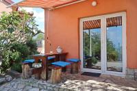 Vonkajšia záhrada v ubytovaní Apartments with a parking space Senj - 5571