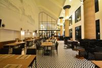 ein Restaurant mit Tischen und Stühlen und einer Karte an der Wand in der Unterkunft Seastar Hotel and Service Apartment in Ban Chang