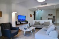 Telewizja i/lub zestaw kina domowego w obiekcie Sunlight Breeze Villa
