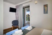 Telewizja i/lub zestaw kina domowego w obiekcie Sunlight Breeze Villa