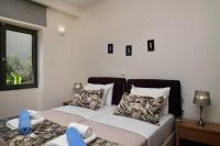 Łóżko lub łóżka w pokoju w obiekcie Sunlight Breeze Villa