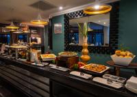 Una línea de buffet con muchos platos de comida en ella. en Jozini Tiger Lodge & Spa by Dream Resorts, en Jozini