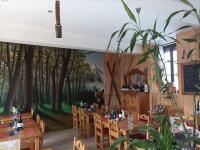 Restauracja lub miejsce do jedzenia w obiekcie Le sapin rouge - Restaurant - bar - chambres d'hôtes
