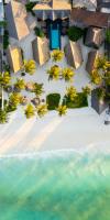 una vista aérea de un resort en una playa en Savera Beach Houses, en Jambiani