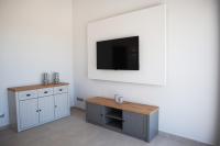 Golden Sand Suites 2にあるテレビまたはエンターテインメントセンター