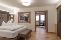 Łóżko lub łóżka w pokoju w obiekcie Hotel Alpina Wellness & Spa Resort