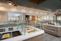 um buffet com muitos tipos diferentes de comida em Select at Casa Marina Adults Only All Inclusive em Sosúa