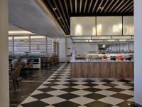 un restaurante con suelo de cuadros en Atlantica Ocean Beach Resort, en Máleme