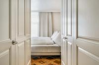 un dormitorio con una cama y una ventana en BLUME Baden Hotel &amp; Restaurant, en Baden