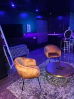 Część wypoczynkowa w obiekcie La Suite Marylin, Loft de 90m2 avec Sauna et Jacuzzi