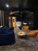 Część wypoczynkowa w obiekcie La Suite Marylin, Loft de 90m2 avec Sauna et Jacuzzi