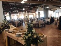 Agriturismo Fassi في Guardavalle: قاعة حفلات كبيرة بها طاولات عليها طعام