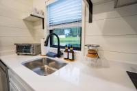 Küche&#47;Küchenzeile in der Unterkunft Creekside Modern Tiny Home - Firepit - Racoon Cabin